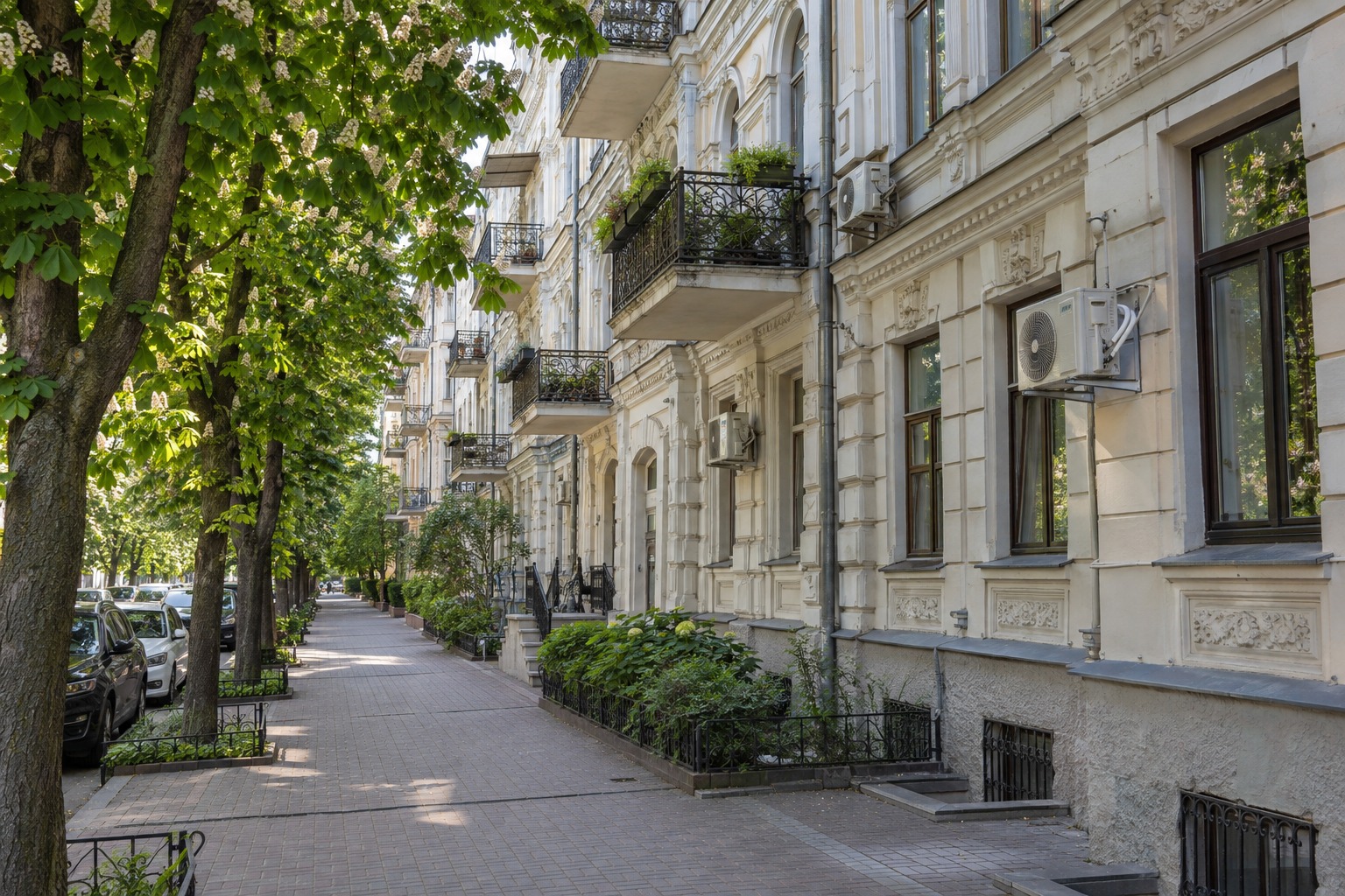 Старовинні будинки з ліпниною на тихій вулиці Печерська, кондиціонери на кронштейнах