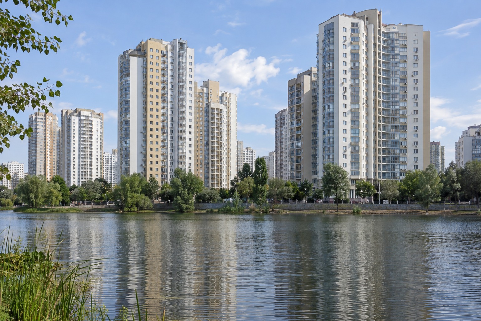 Нові висотки біля озера, типові для Позняків у Дарницькому районі