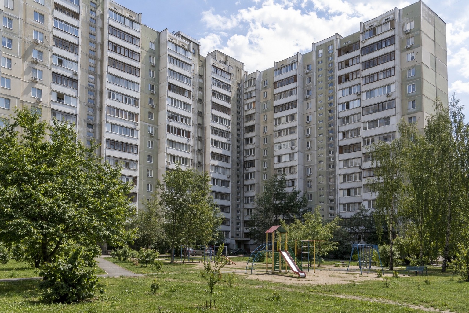 Панельні 16-поверхівки з двором, типові для Троєщини, з кондиціонерами на фасаді