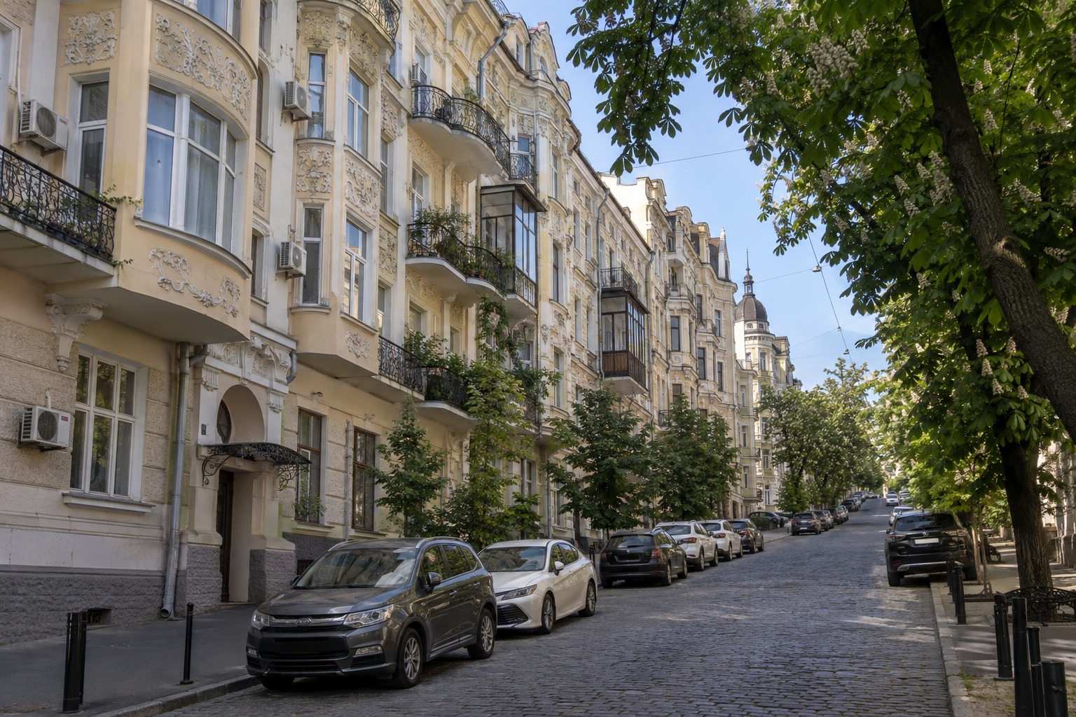 Будинки в стилі модерн на бруківці в центрі Києва, Шевченківський район