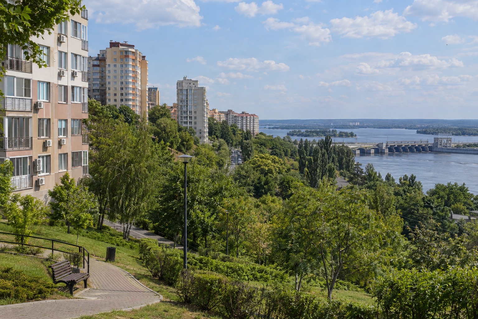 Багатоповерхівки на зеленому схилі над Дніпром, типові для Вишгорода